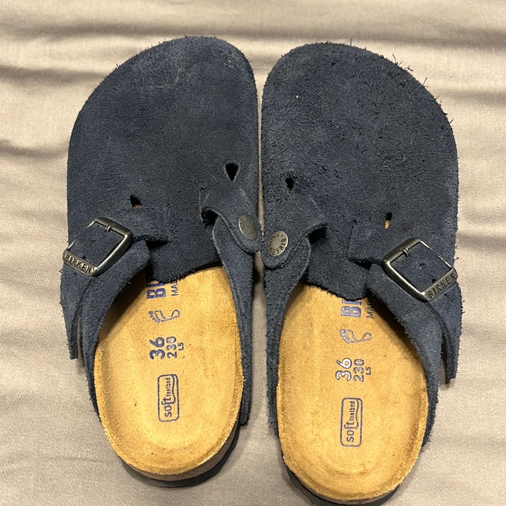 Birkenstock Boston Clogs in Navy. Excellent condition barely worn